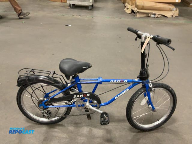 Lot 2-67561 - Dahon mariner bike (blue)