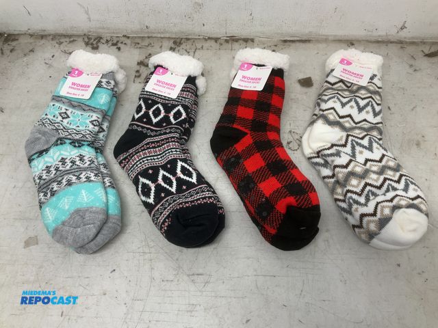 Lot 2-32618 - Lot of 4 pairs of women’s sweater socks