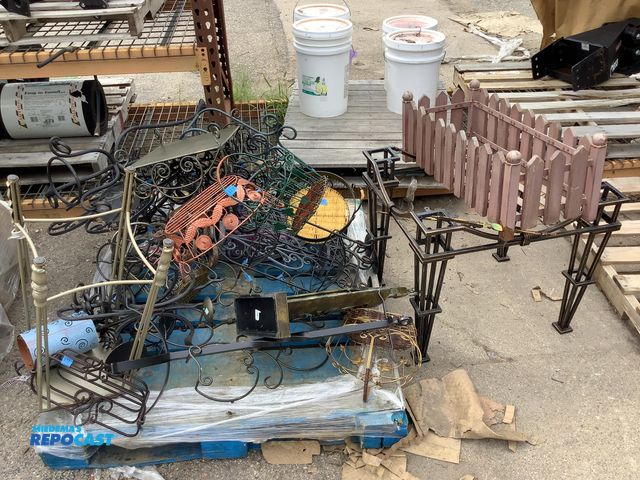 Lot 2-96250 - lot of housewares including steel candle holders, baskets, wall art, and more