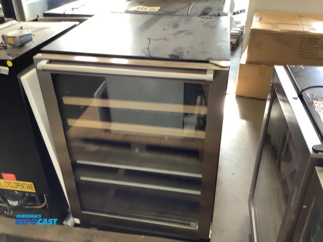 Lot 2-13955 - Scratch & Dent Element by vinotemp EL-24THWB Wine and beverage cooler