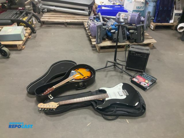 Repocast.com - Lot 2-99466 - Lot of musical supplies including a ...