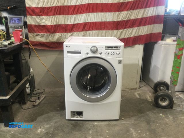 Lot 2-59204 - LG front load Washer washer
7 cycles
5 temps
6 spin speed
7 soil levels
fresh care
extra rinse
energ...