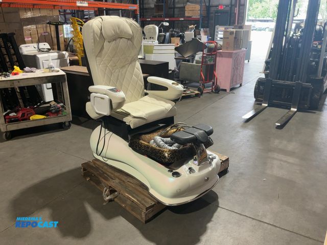 Lot 2-15350 - Gulfstream 9660-5 Pedicure Massage Chair