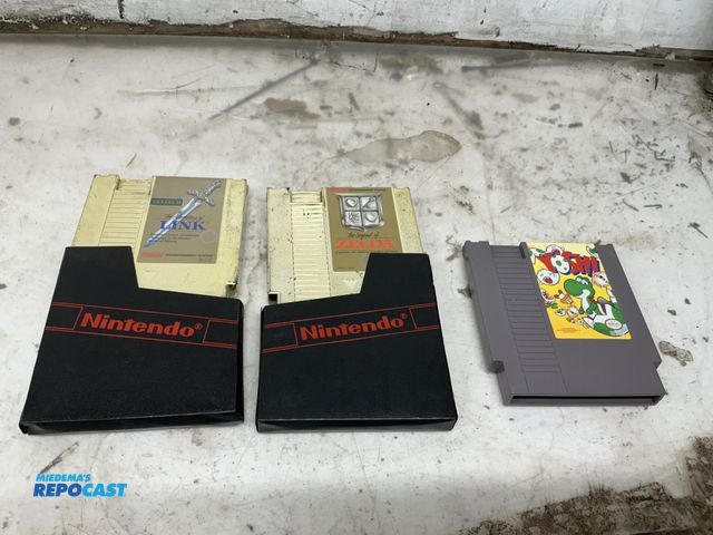 Lot 2-76849 - Nintendo 1985 Yoshi Game and (2) Nintendo Games - the legend of Zelda and and adventure of link