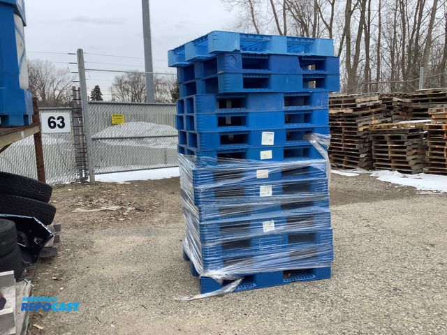 Lot 2-15548 - 13 Plastic Stackable skids