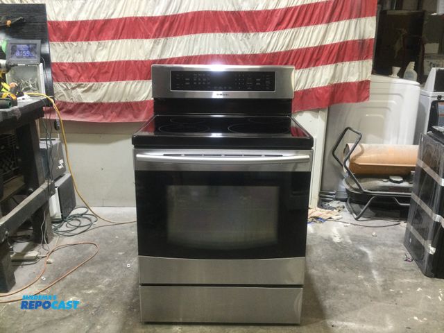 Lot 2-56726 - Electric Samsung glasstop induction Range 4 burner
bake
roast
broil
easy cook