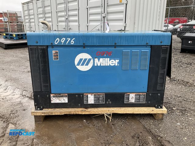 Lot 2-23902 - Miller Big Blue 450 Duo CST Portable Diesel Powered Multi-Operator Welder Generator