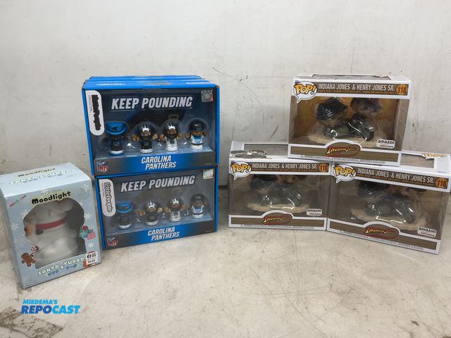 Lot 2-93442 - Lot of (3) Pop Indiana Jones &amp; (9) Lil People Carolina Panthers