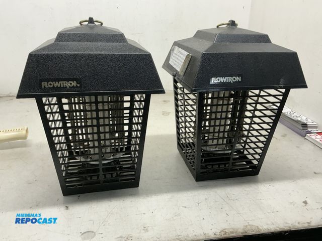 Lot 2-60482 - 2 Flowtron  Bug zapper lanterns