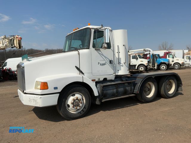 Lot 2-11014 - 1989 White GMC WCA64T Day Cab Semi Truck