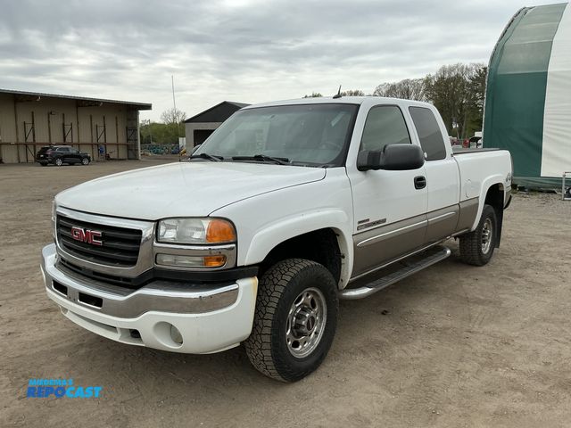 Lot 2-31011 - 2005 GMC Sierra 2500HD SLT Ext. Cab 4WD Extended Cab Standard Box Pickup Truck 4x4