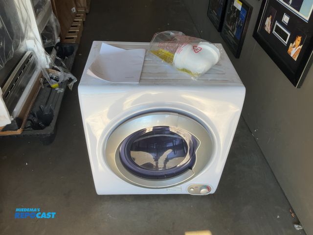 Lot 2-11549 - Awanti D110J2P-IS Dryer Scratch and dent Clothes dryer