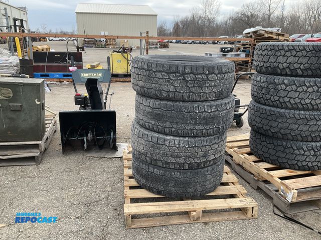 Lot 2-92325 - Lot of (4) cooper discover AT3 tubeless tires 275/60R20 (no rims)