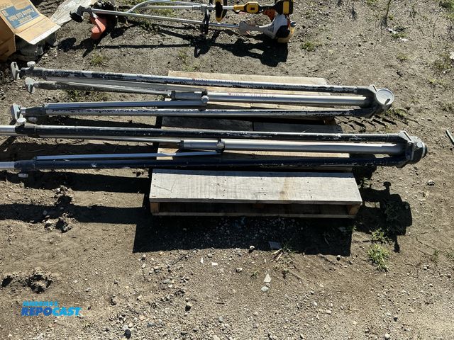 Lot 2-16135 - (2) Aluminum hydraulic vertical shorting jacks