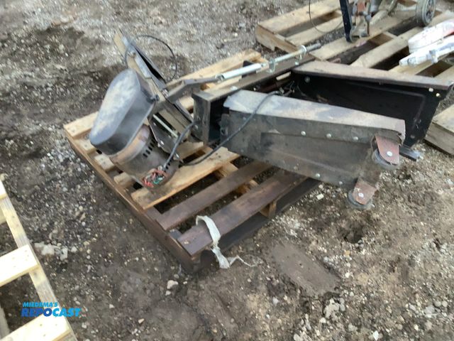 Lot 2-92376 - 1 Heavy duty industrial band saw does not work