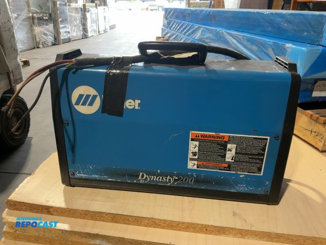Lot 2-22617 - Miller Dynasty 200 portable AC/DC TIG and Stick inverter welder