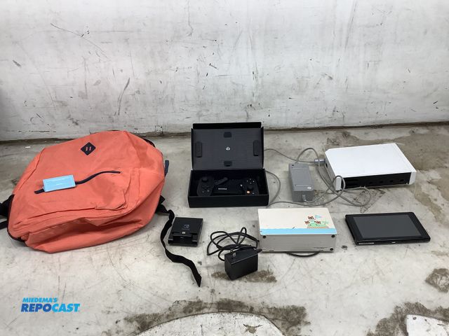 Lot 2-15576 - 6 Nintendo Switch Lot of various items including: Nintendo switch, backpack, backbone controller, Ga...