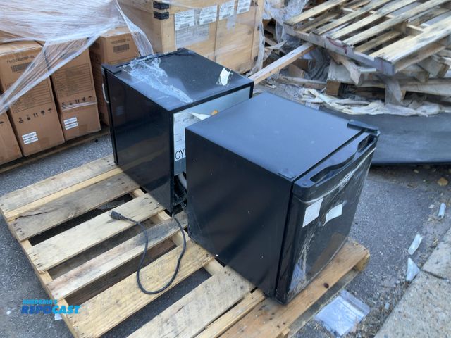 Lot 2-76388 - Electric CL Cl1.6-B Mini Refrigerator Lot of (2) CL mini fridges