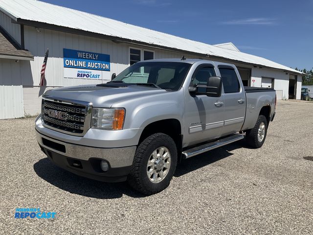 Lot 2-61800 - 2013 GMC SIERRA 2500HD SLT Crew Cab 4WD Crew Cab Standard Box Pickup Truck 4x4
