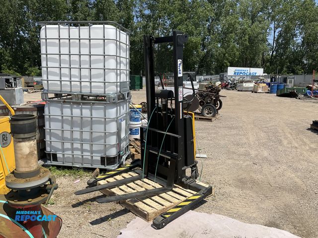 Lot 2-99252 - Vestil SL-63-AA Industrial lifts, lift height: 63inches, capacity: 2000LBS