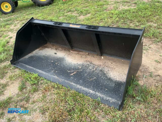 Lot 2-40306 - New Tomahawk 84" Snow / Mulch Skid Steer Bucket, Universal Quick Attach (3004-2)