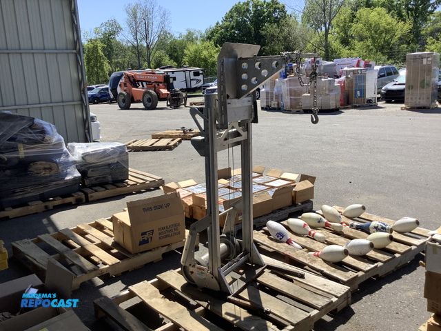 Lot 2-75493 - Industrial lifting crane max load: 200 pounds