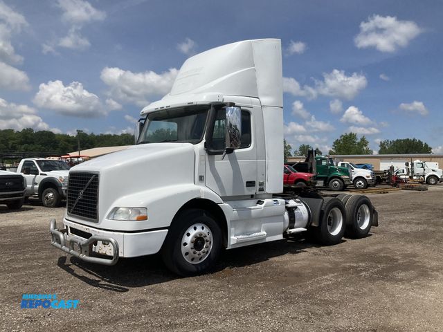 Lot 2-11973 - 2014 Volvo VN Series 6x2 Day Cab Semi