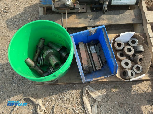 Lot 2-91132 - Lot of various milling machine and lathe tooling parts