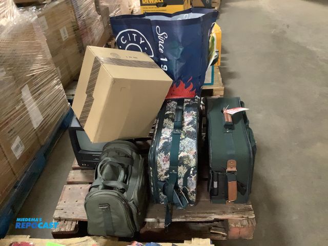 Lot 2-79967 - Lot of various items including Samson item suitcase, Atlantic travel bag, airway stereo, jumbo file ...