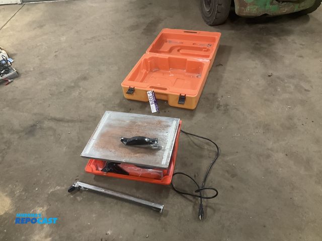 Lot 2-33376 - Saint-Gobain Abrasive 7” electric tile saw