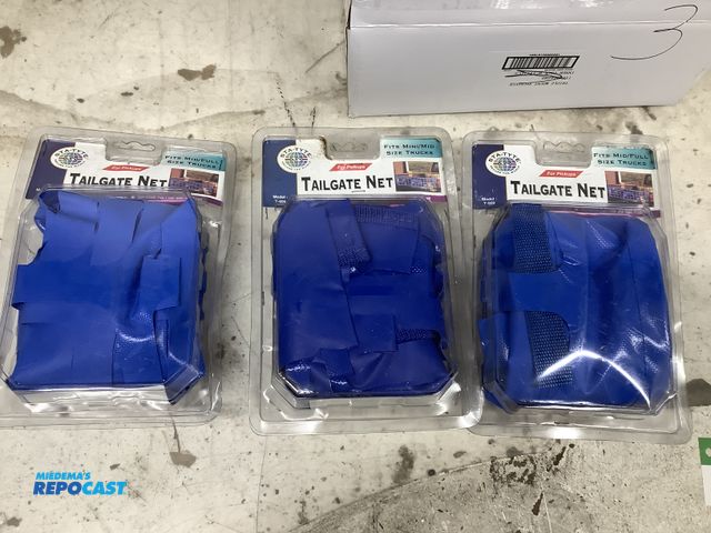 Lot 2-69344 - pickup tailgate net: mid to full sized trucks