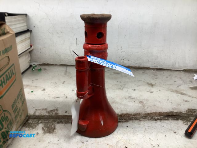 Lot 2-92021 - 1-1/4  X 12 Floor or House jack, workable