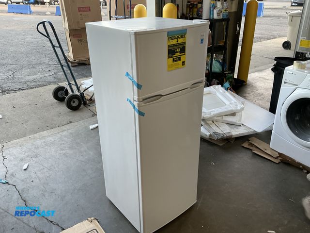 Lot 2-23000 - Scratch & Dent Avanti AVRPD7300BW Refrigerator/Freezer