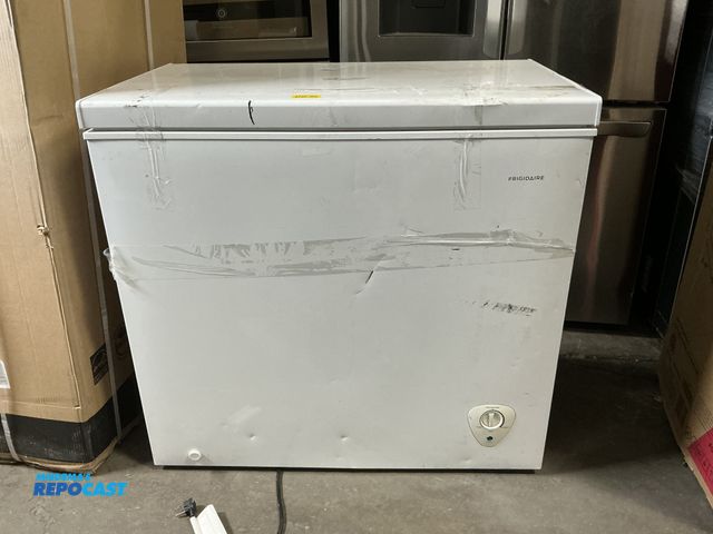 Lot 2-96516 - Frigidaire FFFC07M2UW Refrigerator