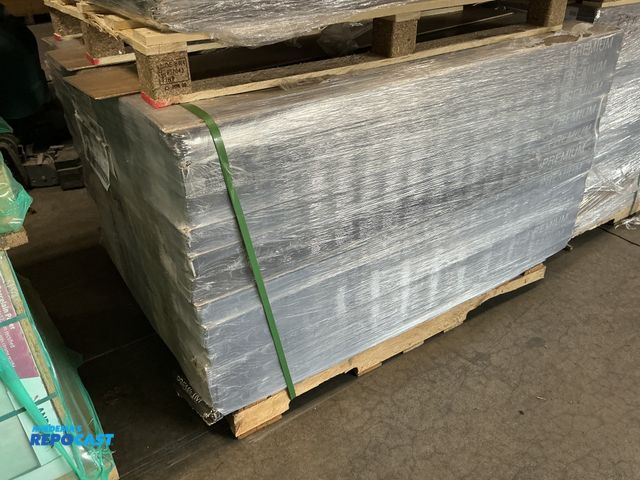Lot 2-99229 - Skid lot of montreux serene aria waterproof flooring 7.6”x54.33” (8 per box)