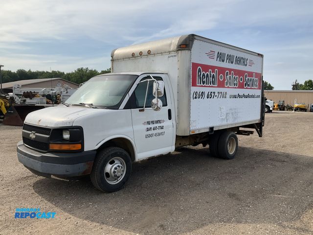 Lot 2-44128 - 2004 Chevrolet Express Box Truck