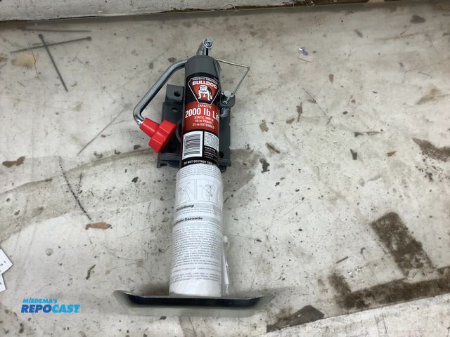 Lot 2-69247 - bulldog 200lbs bolt on top wind trailer jack