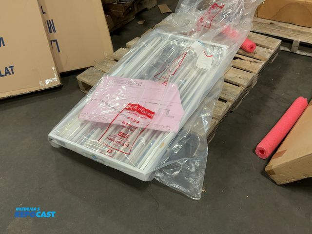 Lot 2-77795 - Lot of (3) including Intertek hp 4ft 8 tube t5 fixture with lamps 48, Hydro planet T5-4X8, the other...
