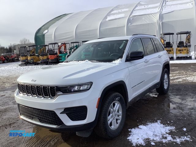 Lot 2-61028 - 2023 Jeep Grand Cherokee Laredo SUV 4x4