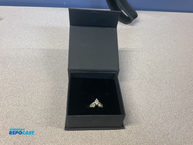 Lot 2-65790 - Ring 14KT YELLOW GOLD MARQUISE SHAPED CUT DIAMOND. 
CLARITY: VS-2, COLOR: H, CUT: GOOD - CLASS 2a