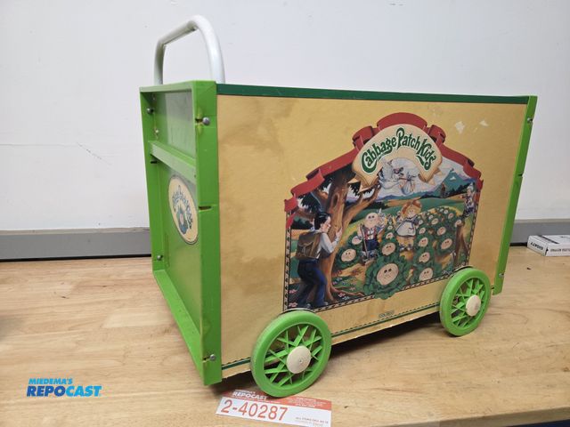 Lot 2-40287 - Vintage, original Cabbage Patch doll rolling toy box, rare