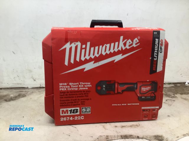 Lot 2-94865 - milwaukee 2674-22P short throw press kit. battery seems to be defective. battery charger flashed red...