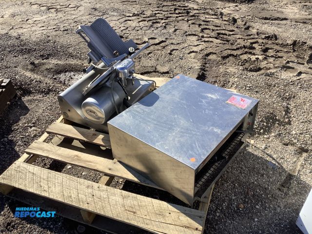 Lot 2-73439 - (1) 120V miniature oven (model: 560-5) (serial number: 01440), and one Globe slicing machine, 115V (...