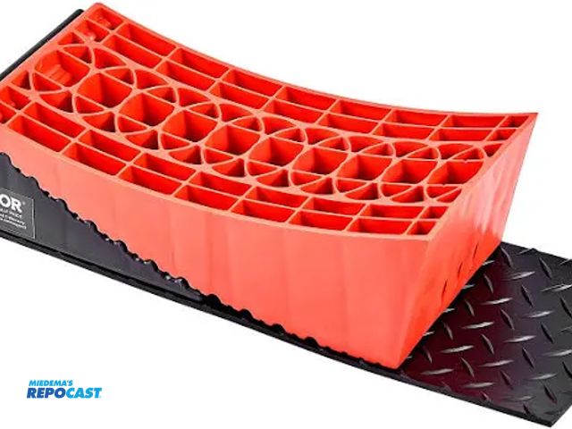 Lot 2-76924 - Vevor camper/rv levelers, 2 piece rv leveling block curved leveling block with anti slip mat and bag
