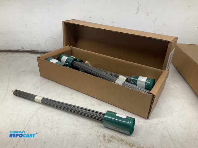 Lot 2-92465 - 1000 Swanson 2-1/2” x 3-1/2” Green Marking Flags with 15” Wire Stakes