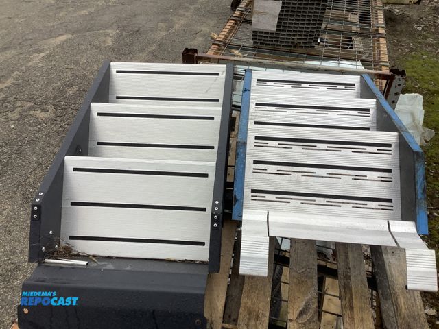 Lot 2-74467 - (1) suburban camper trailer solid steps black 3 steps a length extender and grippy steps