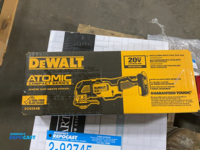 Lot 2-92746 - New DeWalt  DCS354 oscillating multi tool (tool only)