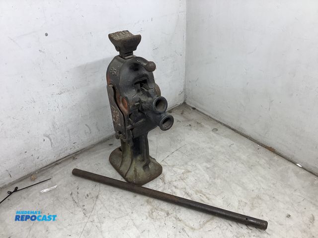 Lot 2-67516 - vintage simplex 85A 5 ton jack