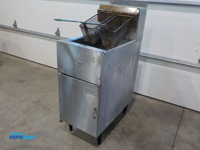 Lot 2-23984 - Dean model SR42GMS, natural gas hookup, (2) deepfry baskets, adjustable legs.
