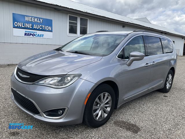 Lot 2-61545 - 2017 Chrysler Pacifica Passenger Van FWD